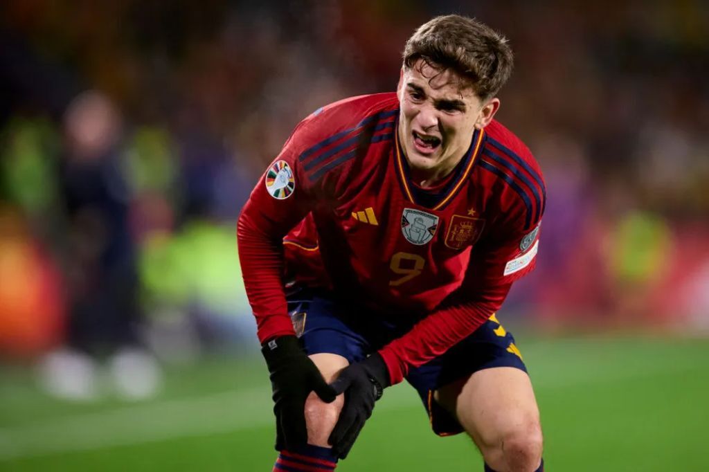  - Gavi acusa lesão grave no joelho direito durante jogo da Espanha contra a Geórgia — Foto: Getty Images