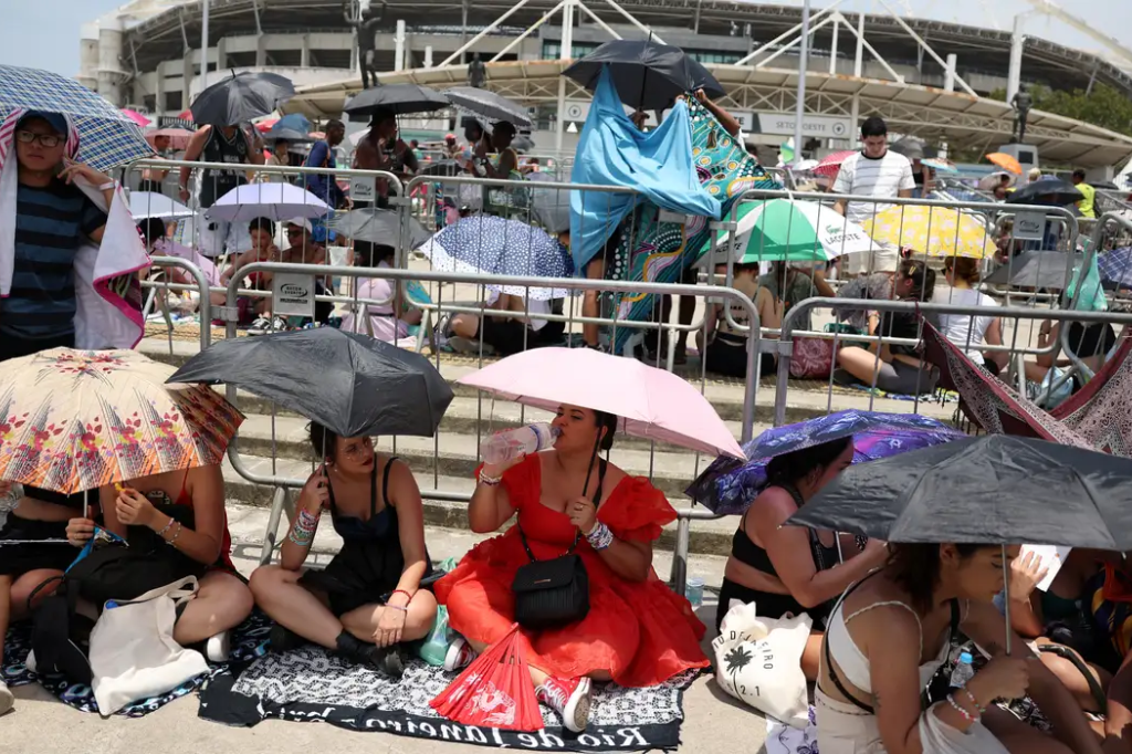  - Fãs da cantora Taylor Swift na fila de entrada para o show. - Foto: divulgação