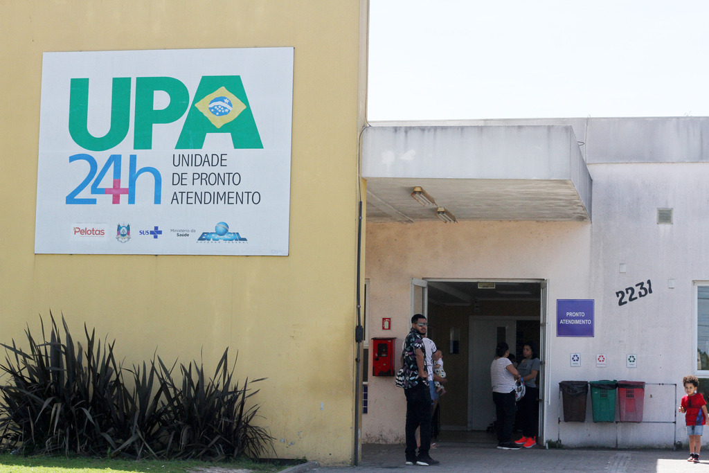 Foto: Jô Folha - DP - Usuários reclamam do tempo para receber atendimento na UPA Areal