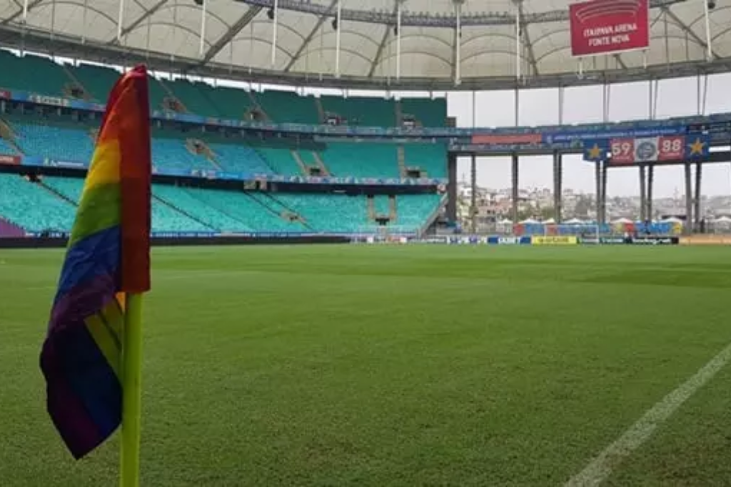  - Bandeiras com arco-íris em estádios de futebol ainda são raridade – Foto: Felipe Oliveira/ EC Bahia / Divulgação / Floripa.LGBT