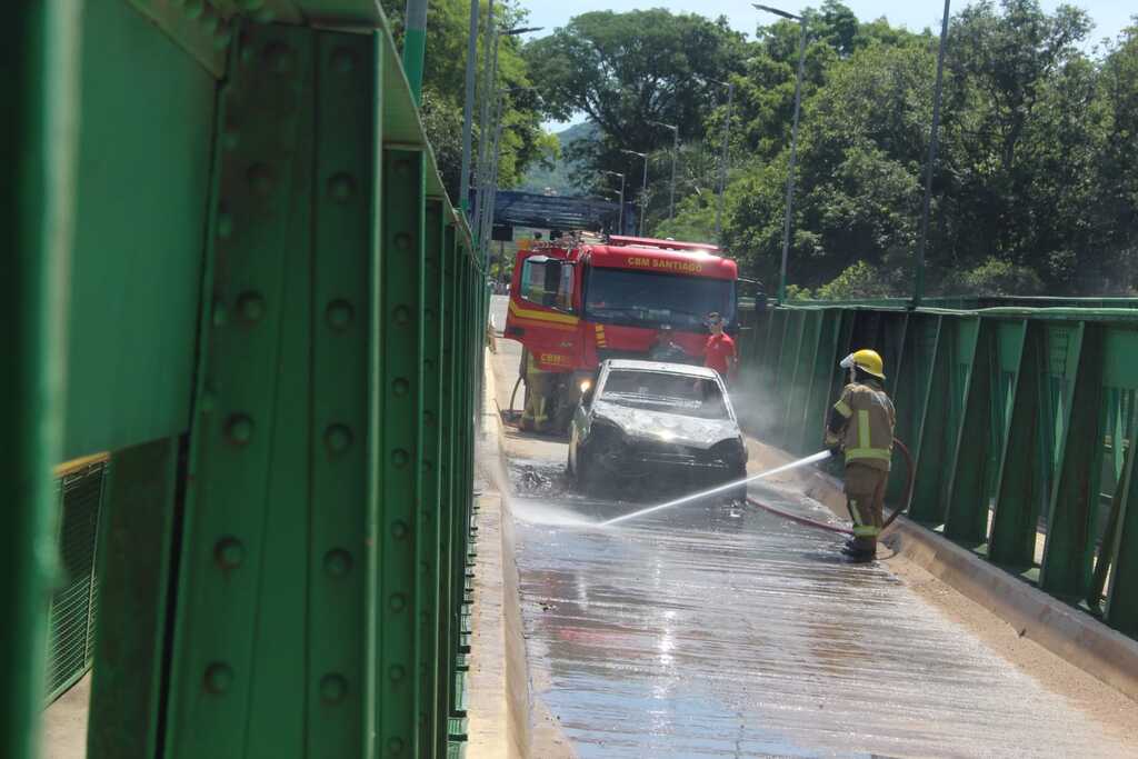título imagem Carro é tomado pelas chamas enquanto atravessa ponte em cidade da região