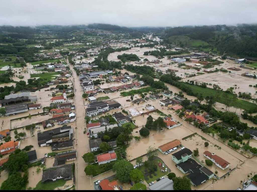 FCDL emite nota oficial sobre enchentes em Santa Catarina