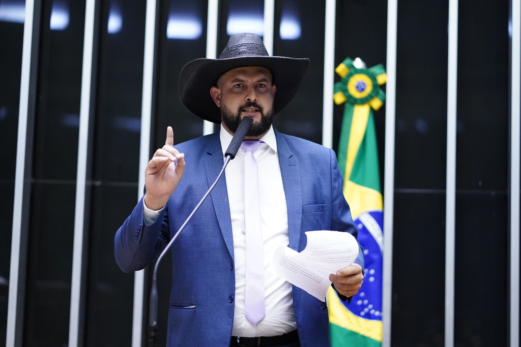 Deputado Zé Trovão é acusado de agressões pela ex-noiva