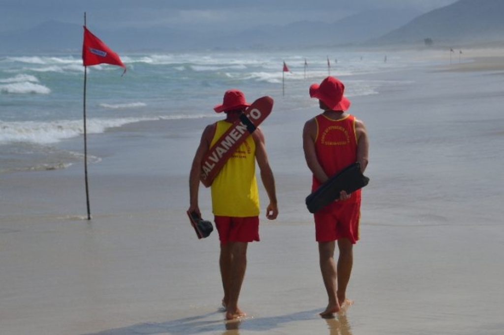  - Banhistas devem ficar atentos aos locais aonde a bandeira é vermelha pois é considerado perigoso – Foto: CBMSC/Divulgação