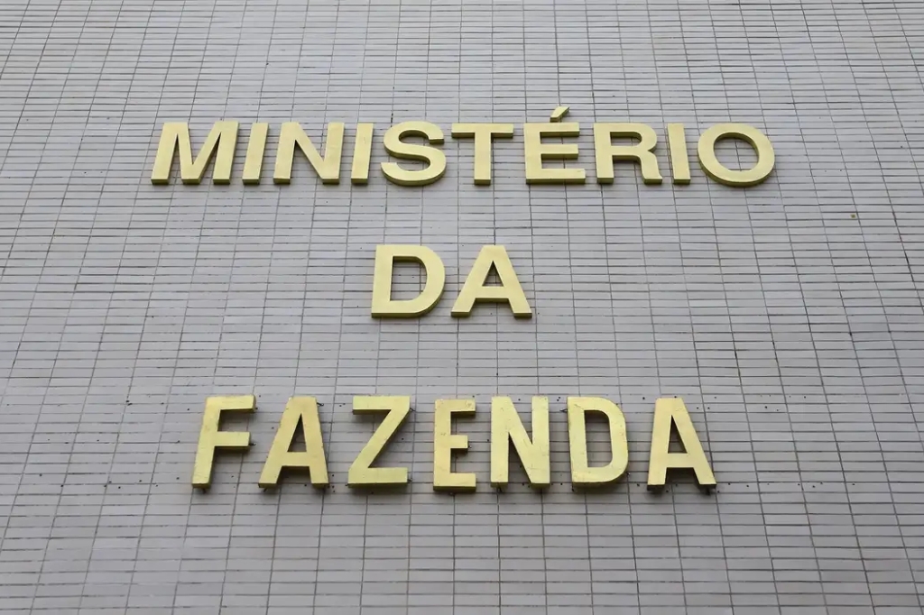 Fazenda reduz previsão oficial de crescimento do PIB para 3%