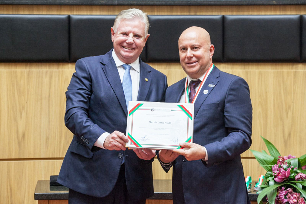 Comenda do Legislativo Catarinense 2023
Deputado Berlanda homenageia o empresário e presidente do Grupo ND de comunicação