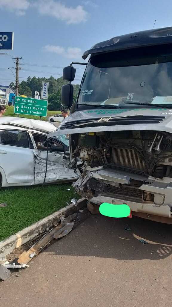 Motorista de carro sofre ferimentos após acidente na BR-153