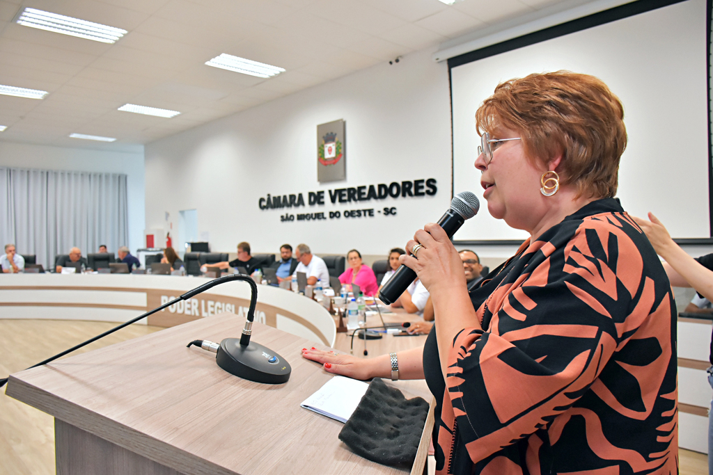 Maria Tereza Capra reassume cadeira de vereadora durante sessão da Câmara