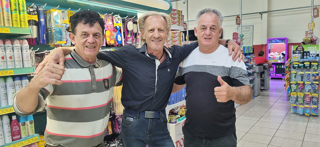  - Foto legenda: Sebastião Corrêa entre os irmãos Azevedo de O TEMPO jornal de fato, sendo Aldo jornalista e Enio diretor geral. Irmãos e o amigo de muito tempo se encontram por acaso no Dorini Supermercado, em Capinzal SC.