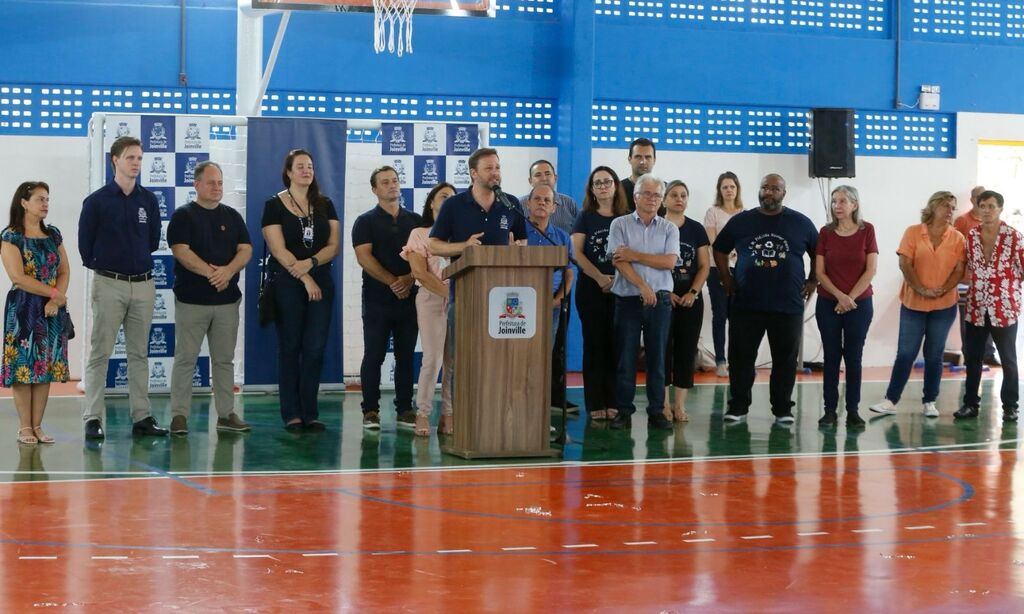 Escola Municipal Plácido Xavier Vieira inaugura nova quadra poliesportiva coberta e recebe equipamento de última geração