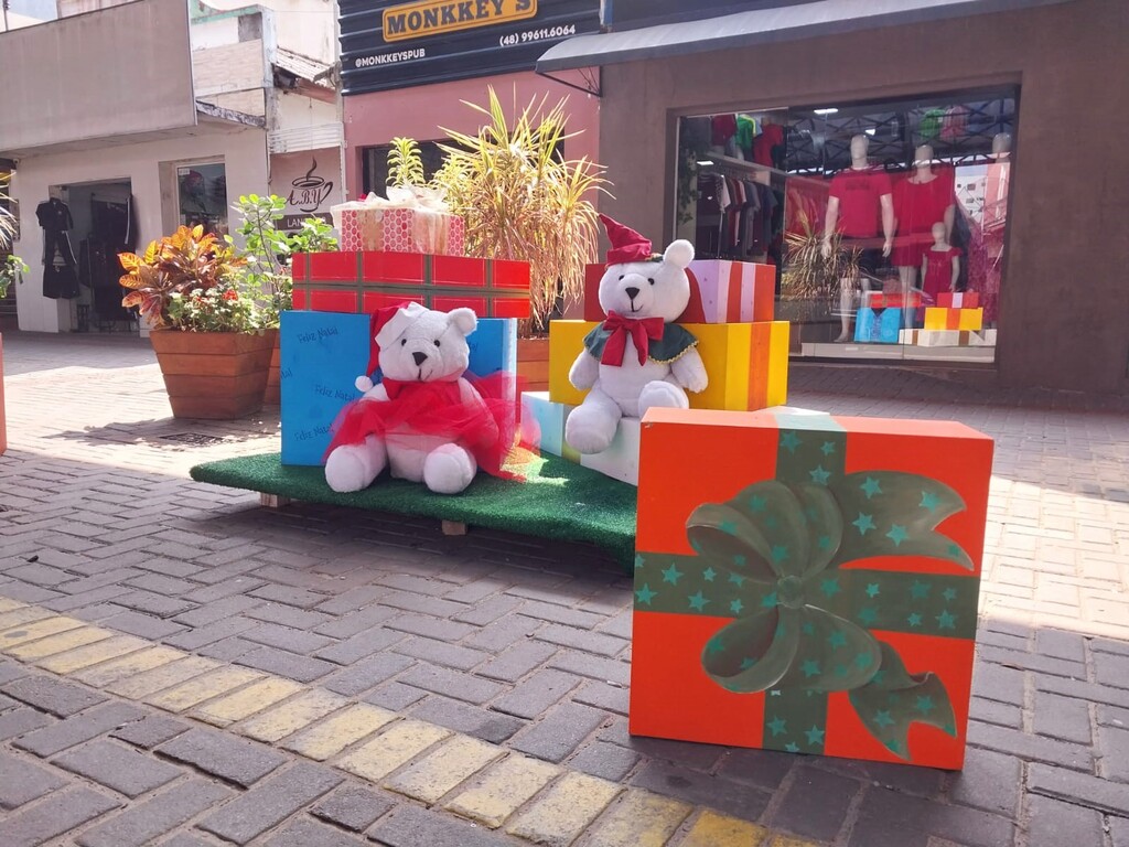 DECORAÇÃO NATALINA COMEÇA A GANHAR AS RUAS DE SOMBRIO
