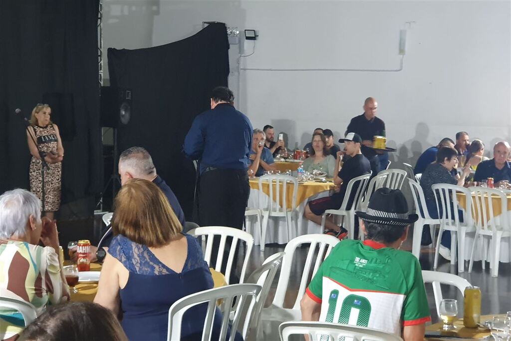 Foto: Gilson Alves - Tradicional Galeto do Periquito reuniu aproximadamente 
200 pessoas no Restaurante do Clube Comercial, na última terça-feira
