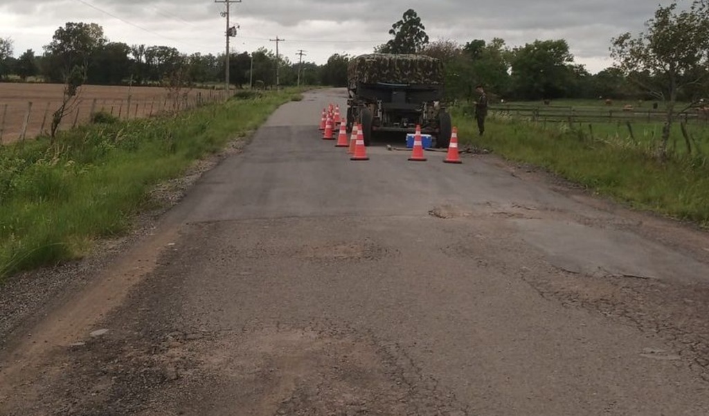 Moradores reclamam de buracos na estrada do Radar: caminhão da Base estragou no local