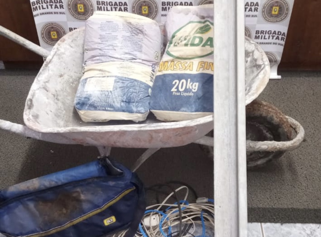 Dupla é presa após furtar objetos de obra em São Pedro do Sul