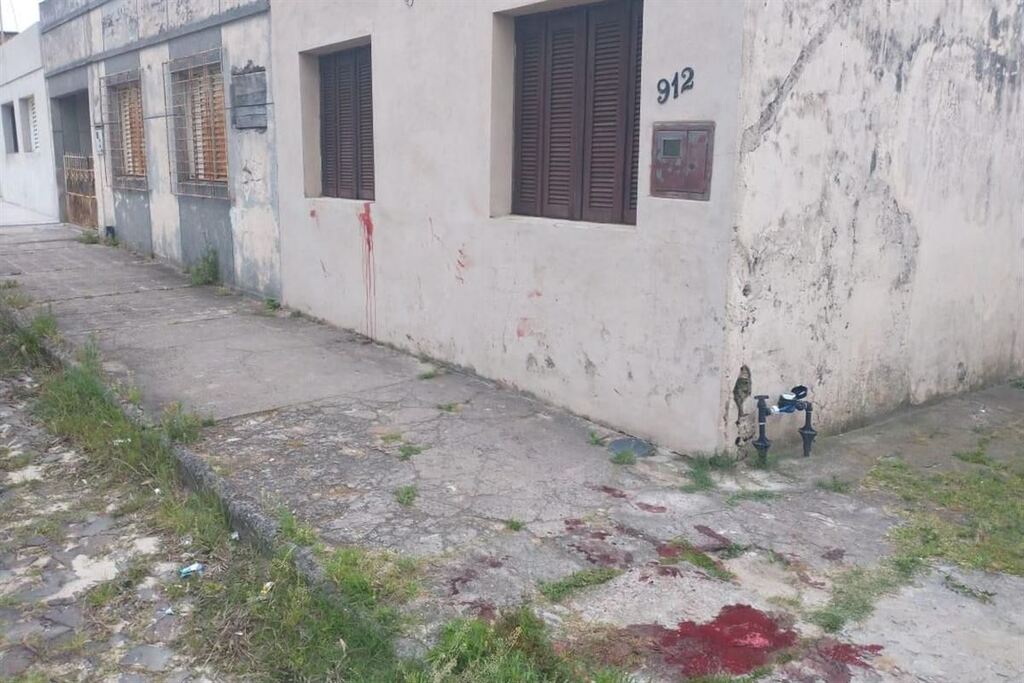 Foto: Júlio Lemos 30/10/2023) - Marcas de sangue ficaram na parede e calçada de uma residência na Rua Voluntários da Pátria