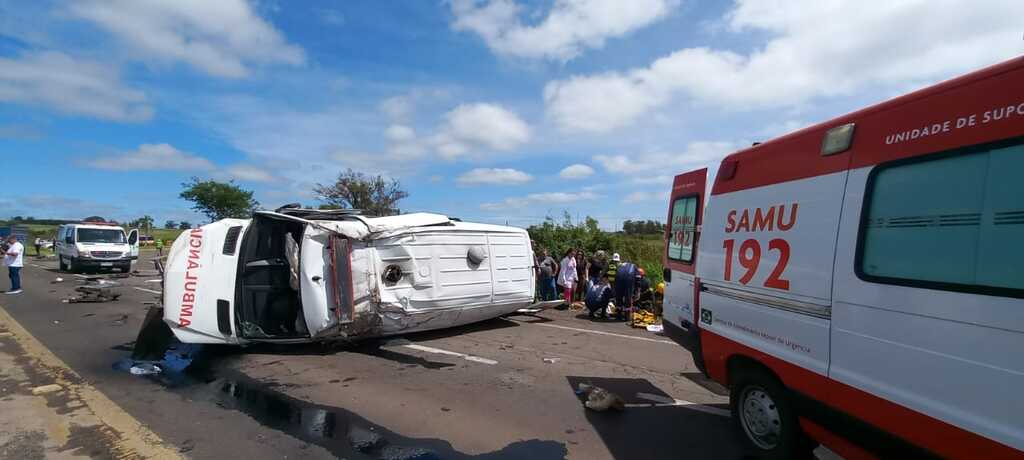 Acidente com ambulância deixa pelo menos seis feridos em rodovia da região
