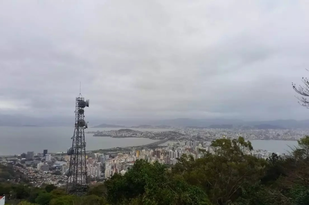  - No sábado (25), a condição meteorológica é de tempo nublado na maioria das regiões de Santa Catarina. – Foto: Luiz Fernando Dresch