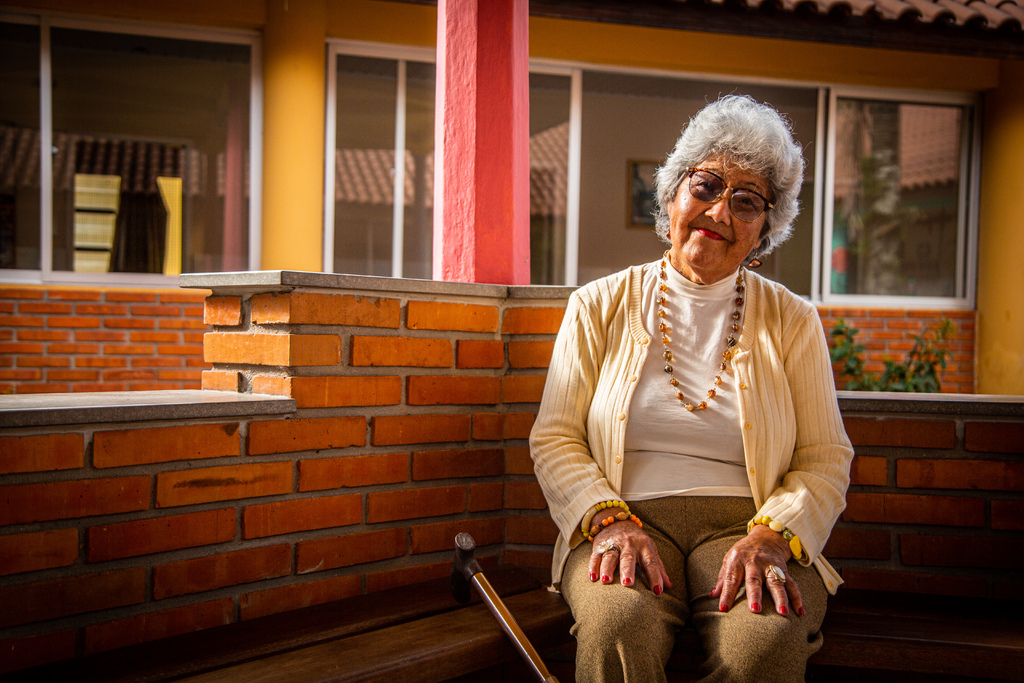Foto: Nathália Schneider (Diário) - Maria Francisca Fernandes, 80 anos, reside há um ano no Lar das Vovozinhas
