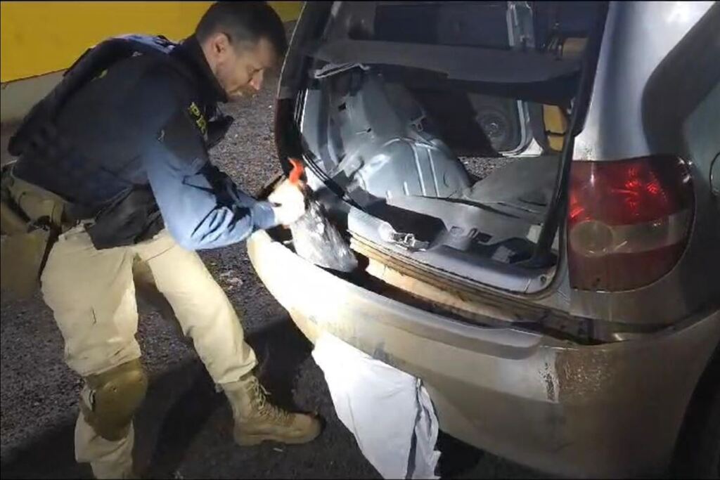 Foto: Polícia Rodoviária Federal - Agrotóxicos estavam escondidos dentro do para-choque do veículo