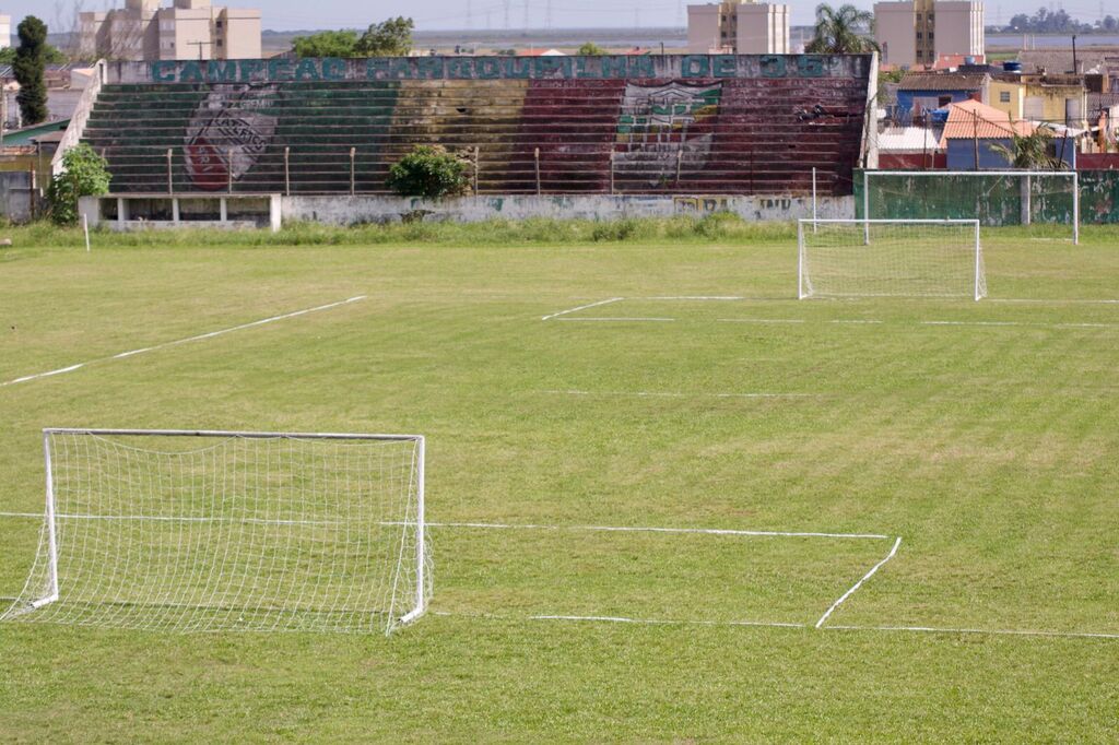 Farroupilha monta campo de futebol sete no gramado do Nicolau Fico