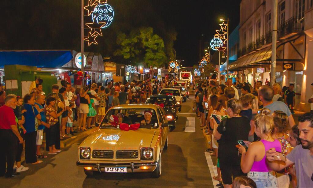 Desfile de Natal ilumina as ruas de Joinville com espetáculo encantador