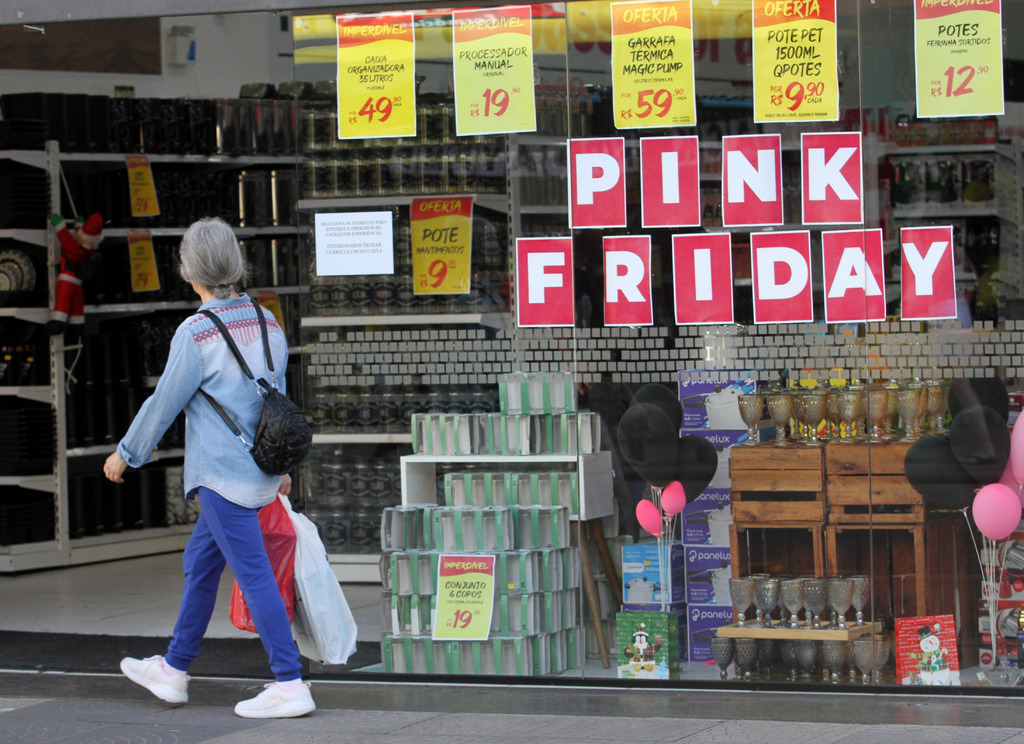 Foto: Carlos Queiroz - DP - Lojistas prepararam alternativas para promover a data, como o Pink Friday levado às vitrines