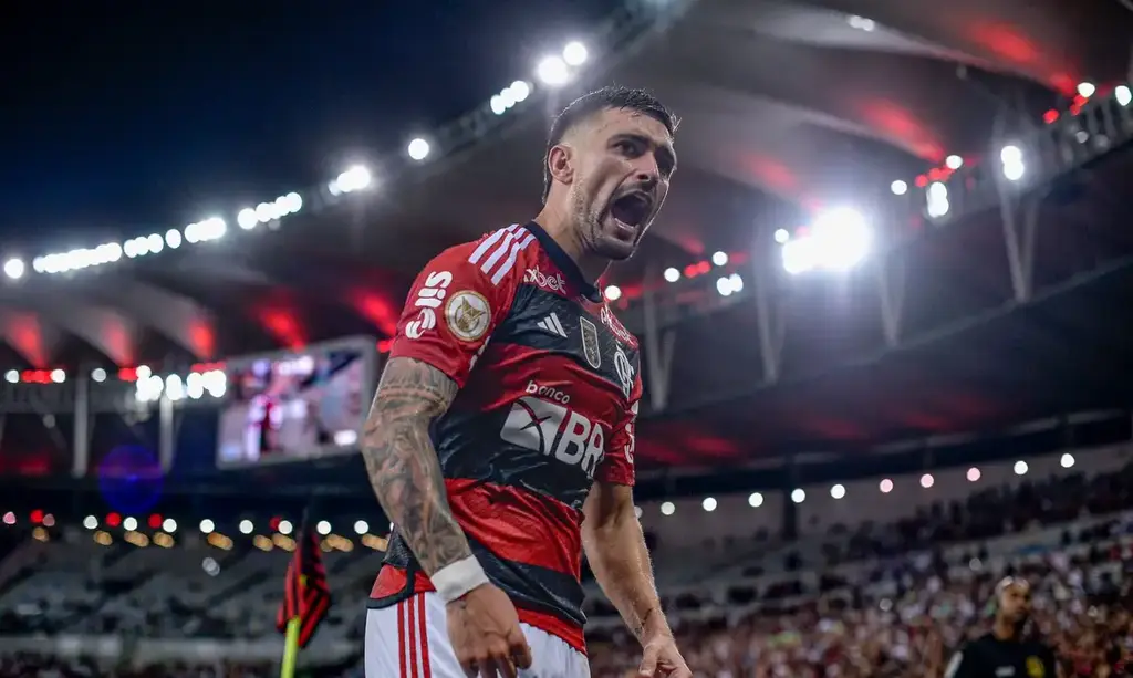 Flamengo vence Bragantino e entra na briga pelo título do Brasileiro