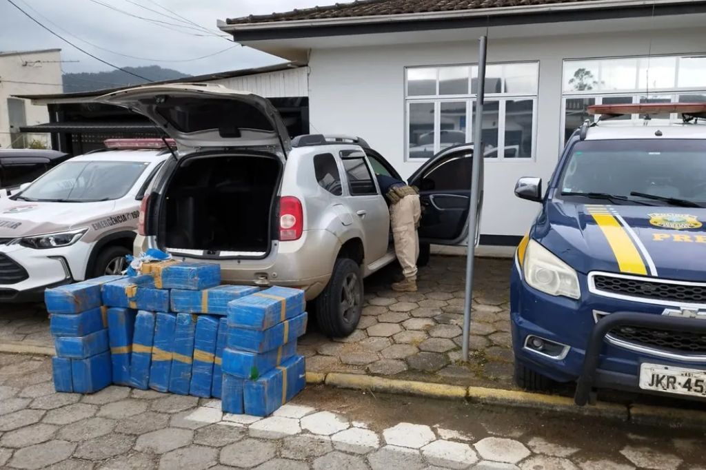  - Apreensão de mais de 300 kg de maconha em Grão Pará, SC — Foto: PRF/Divulgação