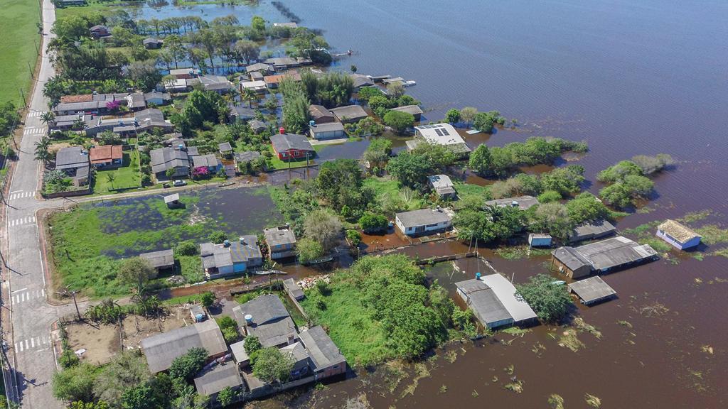 EM SÃO JOÃO DO SUL ENCHENTES CAUSAM PREJUÍZOS NAS VIAS PÚBLICAS, LAVOURAS E RESIDENCIAS