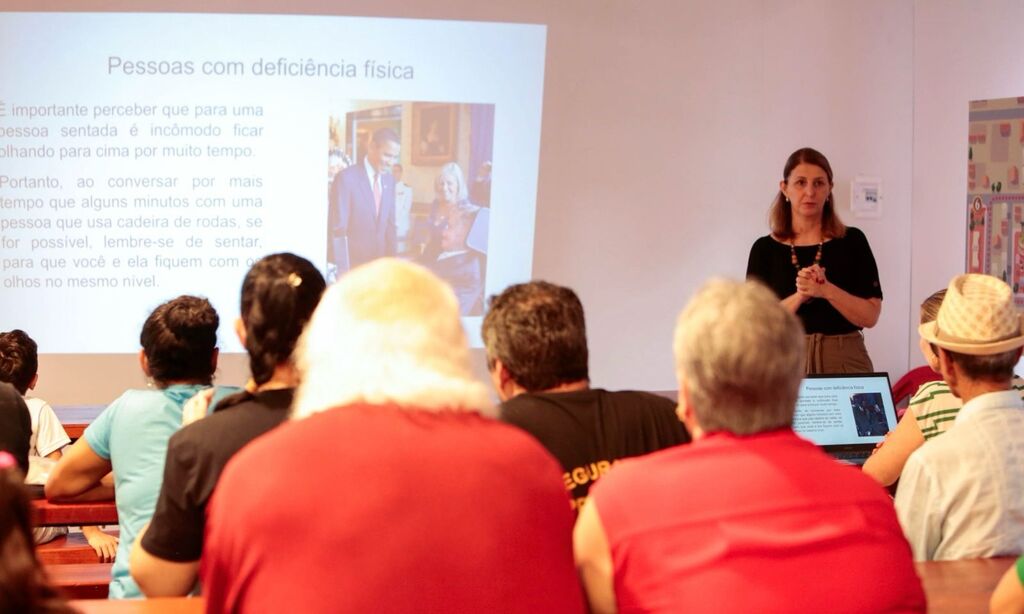 Capacitação para inclusão marca preparativos do Natal de Joinville