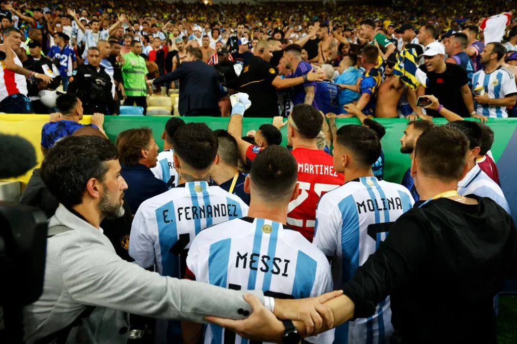  - Messi e demais jogadores argentinos observam briga de torcidas no setor sul do Maracanã antes de Brasil x Argentina — Foto: Getty Images