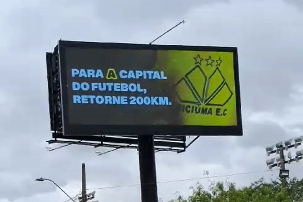  - Outdoor na Beira-Mar de Florianópolis com corneta de torcedor do Criciúma sobre o futebol da Capital — Foto: Reprodução