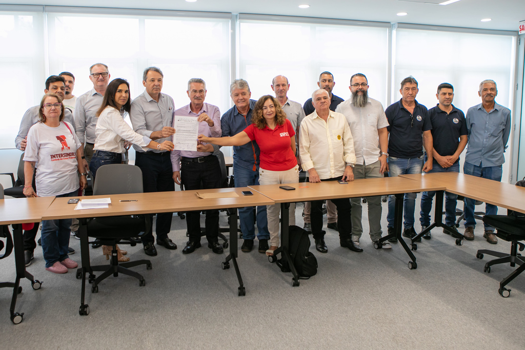 (foto: Filipe Scotti) - Representantes dos trabalhadores entregaram proposta inicial na FIESC