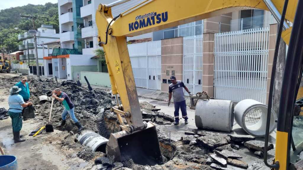 Praia da Enseada em São Francisco do Sul recebe obras de drenagem e asfaltamento