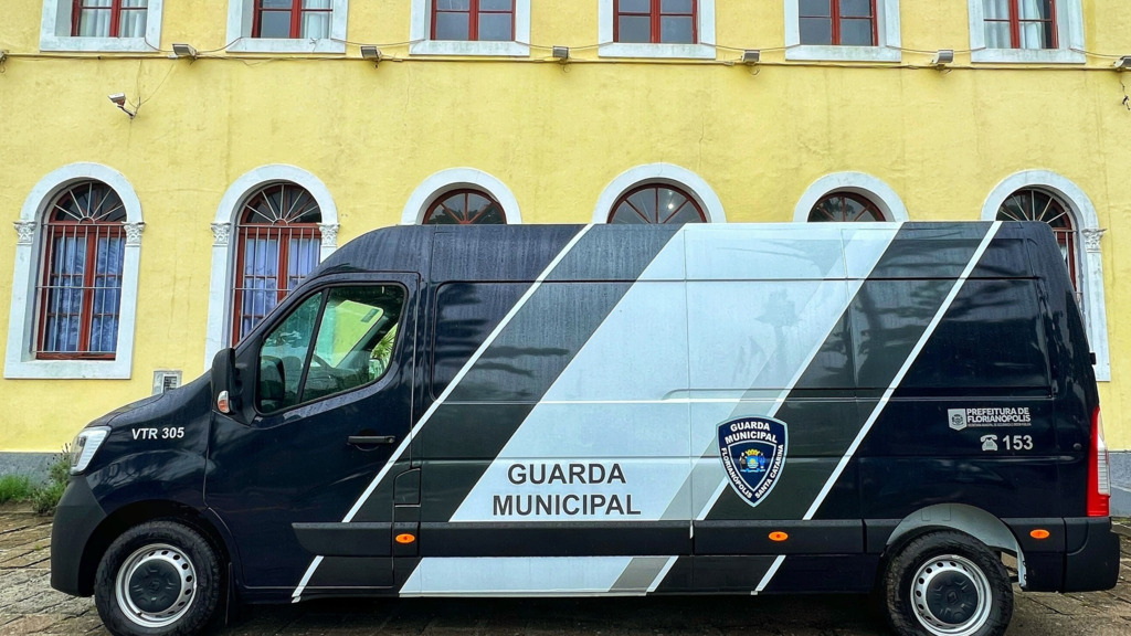 Sergio Motta entrega van à Guarda Municipal de Florianópolis