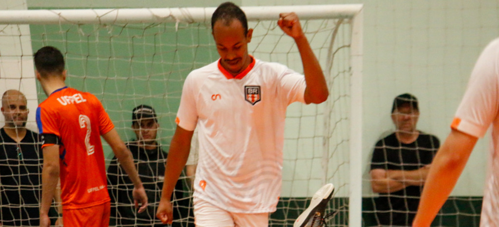 Foto: Pedro Lopes - Especial - DP - Time laranja e preto, de Matheus (foto), venceu a UFPel por 7 a 2 na semifinal