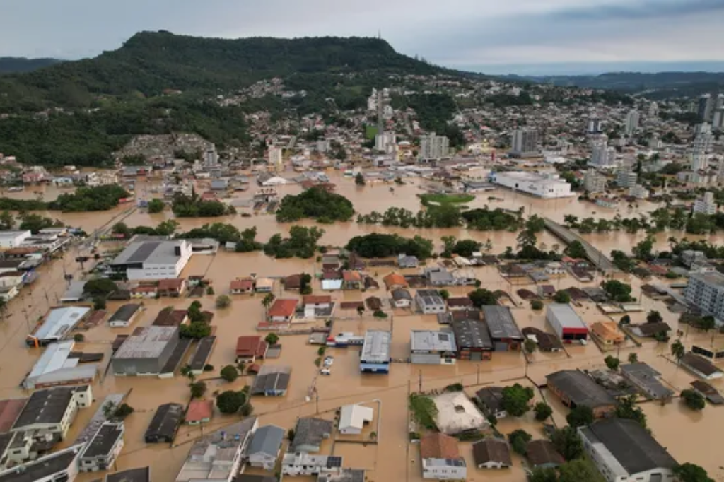  - Vista aérea de Rio do Sul, uma das cidades mais afetadas pelo desastre climático — Foto: Adriano da Nahaia