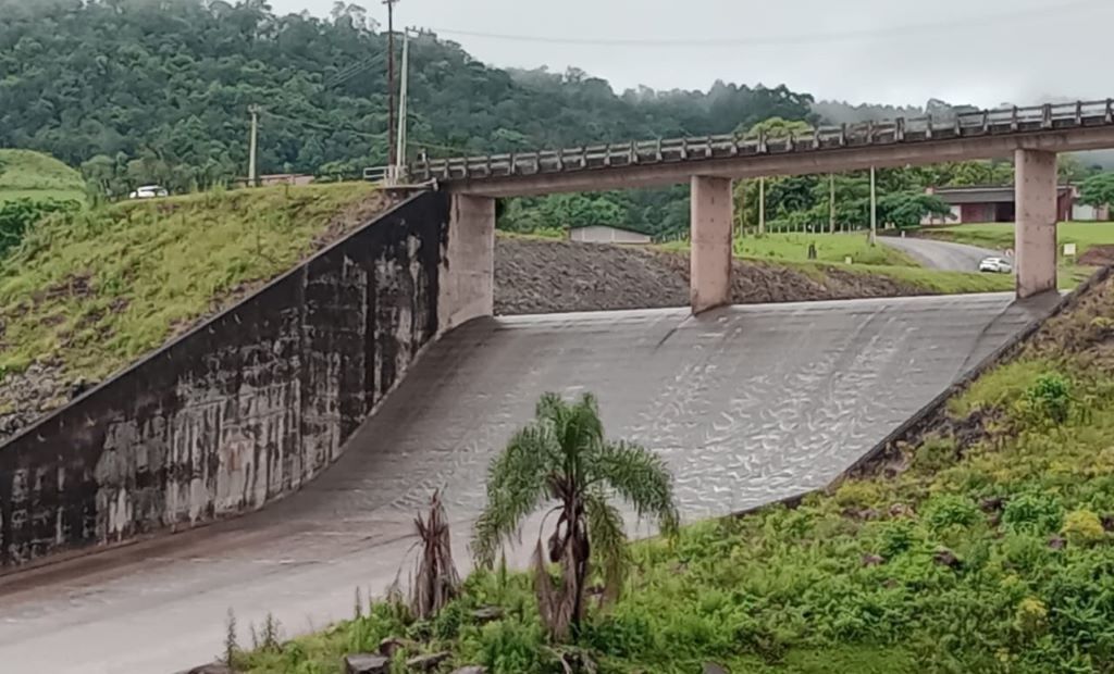 Barragens são fechadas após elevação dos rios na Bacia do Vale do Itajaí devido às chuvas