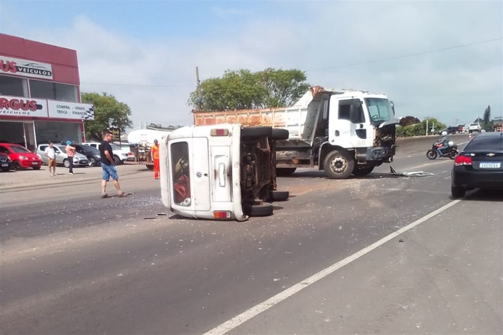 Kombi capota ao colidir com caminhão na BR-287 em Santa Maria