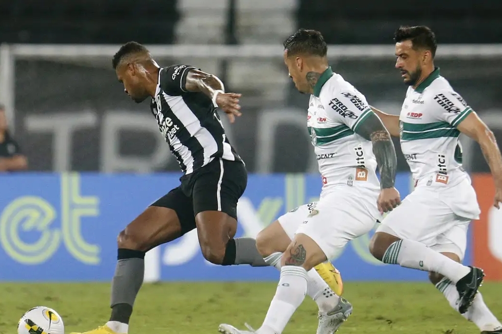 Brasileiro: Botafogo pega Coritiba tentando voltar à luta pelo título