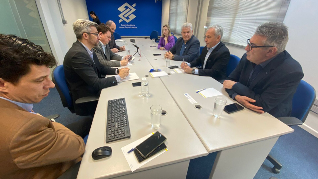 Ricardo Dias / BRDE - Compareceram na reunião: Mauro Mariani, diretor de Acompanhamento e Recuperação de Créditos do BRDE; João Paulo Kleinübing, Presidente do BRDE; Rafael Alessi, Superintendente do Banco do Brasil; Rodrigo Medeiros, Superintendente da Caixa Econômica; e Ari Rabaiolli, Presidente do Badesc