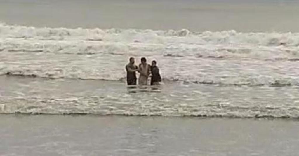 Policiais Militares de Itapema entram em mar com fortes ondas para salvar homem que tentava suicídio