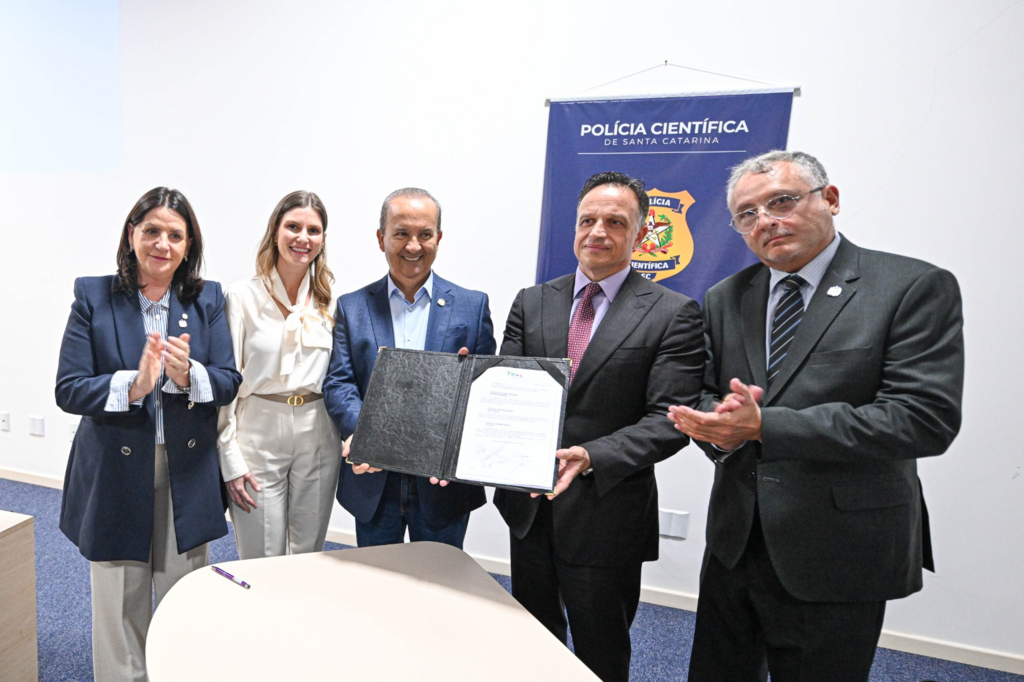 Carmen Zanotto recebe homenagem da Polícia Científica de Santa Catarina e anuncia indicação de recurso de R$1,2 milhão