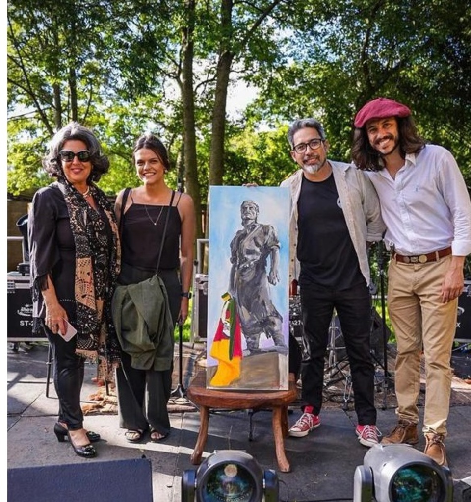 Antonella Caringi com o pintor Mauro Vila Real, Antonio Costaguta com Gabriela, de Pouso Alegre, Minas Gerais, que adquiriu um quadro do artista com referência ao Laçador.