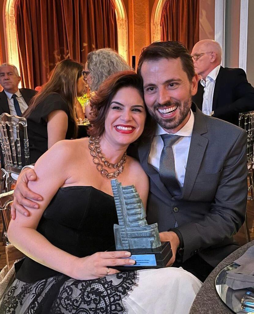 Priscila e Ricardo Michelon com o prêmio destaque na categoria Arquitetura e Design