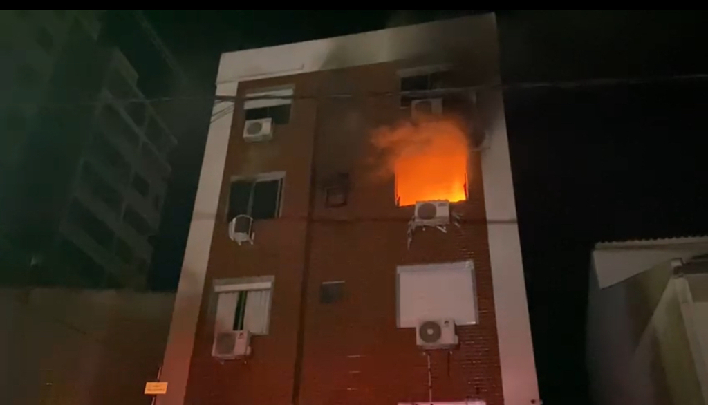 Duas mulheres são socorridas de incêndio de grandes proporções em edifício no Bairro Nossa Senhora de Lourdes em Santa Maria