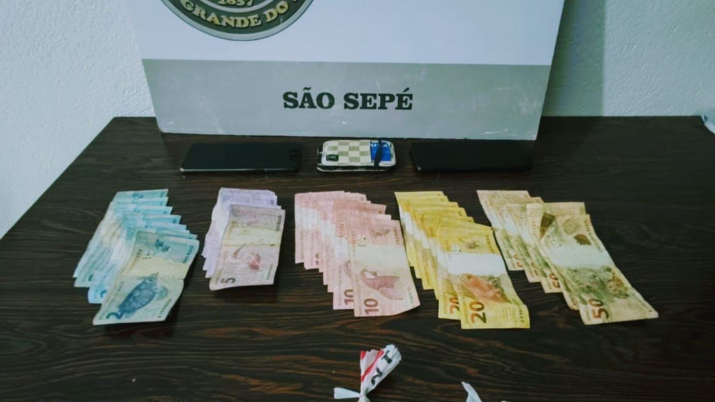 título imagem Casal é preso em flagrante por tráfico de drogas dentro de casa em cidade da região