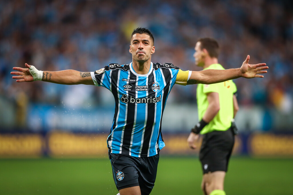 Com gol de Suárez, Grêmio vence o Vasco por 1 a 0 e entra no G-4