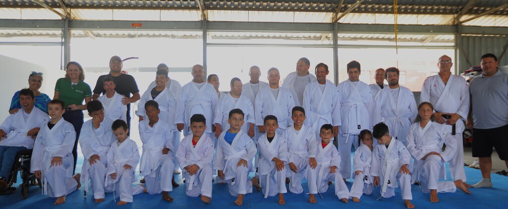 Karatê para crianças e adolescentes de São Francisco do Sul ganha reforço com uniformes