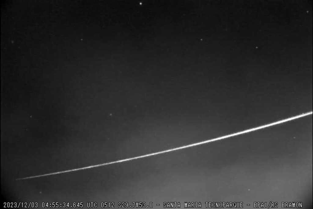 Foto: Câmeras de monitoramento do Bate Papo Astronômico (Divulgação) - Esse tipo de meteoro se caracteriza por não entrar totalmente na atmosfera do planeta, passando apenas em camadas superiores.